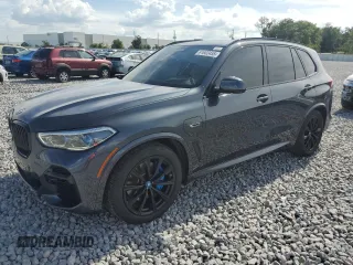 2022 BMW X5 xDrive45e z VIN 5UXTA6C02N9K97833, wystawiony jako Copart lot #61602455 z przebiegiem 50 143 mil mil oraz Czysty tytuł • Clean title. Historia ofert i sprzedaży dostępna na DreamBid. Obrazek 1.