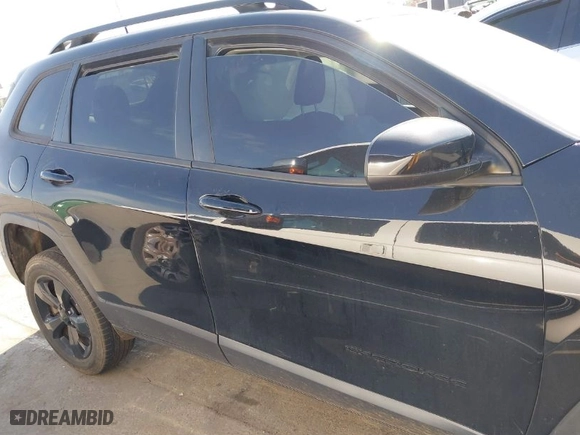 2018 Jeep Cherokee Latitude with VIN 1C4PJMCX3JD515211, listed as a IAAI auction lot 39142441 with 143,373 mi miles. Bid and sale history available at carsss.com. Image 13.