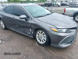 2024 Toyota Camry LE z VIN 4T1C11AK2RU879602, wystawiony jako IAAI lot #42162353 z przebiegiem 6 185 mil mil oraz . Historia ofert i sprzedaży dostępna na DreamBid. Obrazek 1.