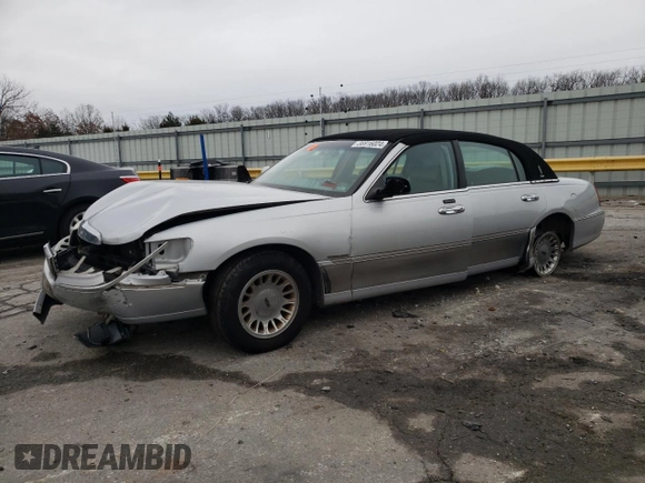 2001 Lincoln Town Car Cartier z VIN 1LNHM83W81Y629753, wystawiony jako Copart lot #36916024 z przebiegiem 150 875 mil mil oraz Szkoda całkowita • Salvage title. Historia ofert i sprzedaży dostępna na DreamBid. Obrazek 1.