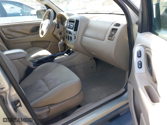 2005 Ford Escape XLT with VIN 1FMYU93135KC44135, listed as a IAAI auction lot 42002351 with 185,569 mi miles. Bid and sale history available at carsss.com. Image 5.