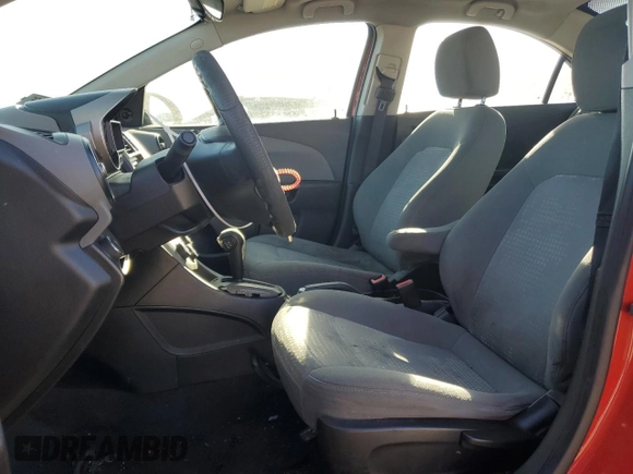 2012 Chevrolet Sonic LS z VIN 1G1JA5SH7C4152574, wystawiony jako Copart lot #43026435 z przebiegiem 150 407 mil mil oraz Szkoda całkowita • Salvage title. Historia ofert i sprzedaży dostępna na DreamBid. Obrazek 7.