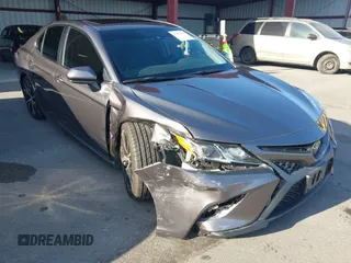 2020 Toyota Camry SE z VIN 4T1G11AK5LU920006, wystawiony jako IAAI lot #42357959 z przebiegiem 46 056 mil mil oraz . Historia ofert i sprzedaży dostępna na DreamBid. Obrazek 1.