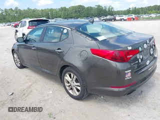 2013 Kia Optima EX z VIN 5XXGN4A77DG251606, wystawiony jako IAAI lot #42377401 z przebiegiem 135 067 mil mil oraz . Historia ofert i sprzedaży dostępna na DreamBid. Obrazek 3.