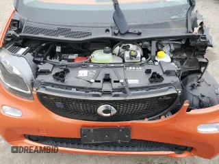 2019 Smart fortwo Pure z VIN WMEFJ9BA3KK410320, wystawiony jako Copart lot #82931664 z przebiegiem Nie podano mil oraz Szkody całkowita. Historia ofert i sprzedaży dostępna na DreamBid. Obrazek 11.