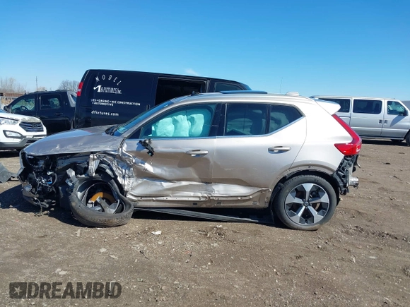 2024 Volvo XC40 Plus Bright Theme z VIN YV4L12UE3R2290695, wystawiony jako IAAI lot #41812076 z przebiegiem 42 047 mil mil oraz . Historia ofert i sprzedaży dostępna na DreamBid. Obrazek 14.