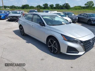 2024 Nissan Altima SR z VIN 1N4BL4CV5RN430126, wystawiony jako IAAI lot #42506282 z przebiegiem 24 764 mil mil oraz . Historia ofert i sprzedaży dostępna na DreamBid. Obrazek 1.