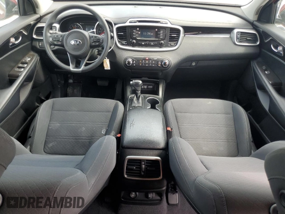 2017 Kia Sorento LX z VIN 5XYPG4A38HG237626, wystawiony jako Copart lot #57173035 z przebiegiem 141 417 mil mil oraz Szkoda całkowita • Salvage title. Historia ofert i sprzedaży dostępna na DreamBid. Obrazek 8.