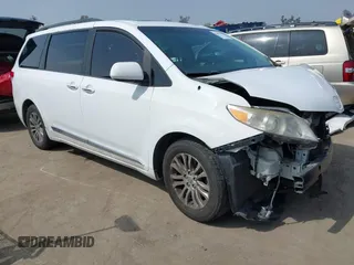 2014 Toyota Sienna XLE z VIN 5TDYK3DC7ES461445, wystawiony jako IAAI lot #42003360 z przebiegiem 153 404 mil mil oraz . Historia ofert i sprzedaży dostępna na DreamBid. Obrazek 1.