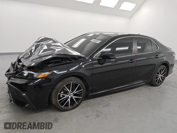 2022 Toyota Camry SE with VIN 4T1T11AK6NU048520, listed as a Copart auction lot 46976195 with 31,898 mi miles and Clean Title. Bid and sale history available at carsss.com. Image 1.