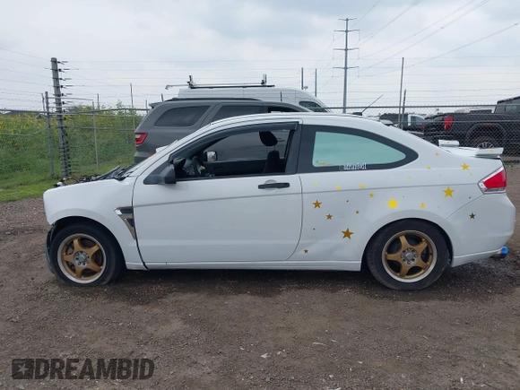 2008 Ford Focus SE z VIN 1FAHP33N68W227957, wystawiony jako IAAI lot #42321209 z przebiegiem Nie podano mil oraz . Historia ofert i sprzedaży dostępna na DreamBid. Obrazek 15.