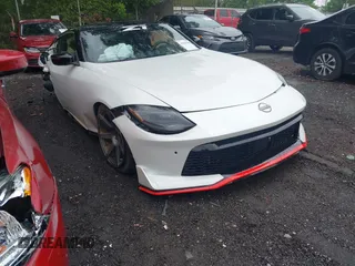 2023 Nissan Z Sport z VIN JN1BZ4AH1PM310285, wystawiony jako IAAI lot #42194303 z przebiegiem 10 957 mil mil oraz . Historia ofert i sprzedaży dostępna na DreamBid. Obrazek 1.