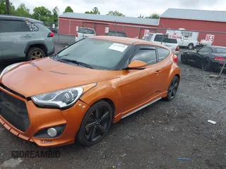 2013 Hyundai Veloster Turbo z VIN KMHTC6AE3DU124744, wystawiony jako IAAI lot #42242242 z przebiegiem 115 757 mil mil oraz . Historia ofert i sprzedaży dostępna na DreamBid. Obrazek 2.