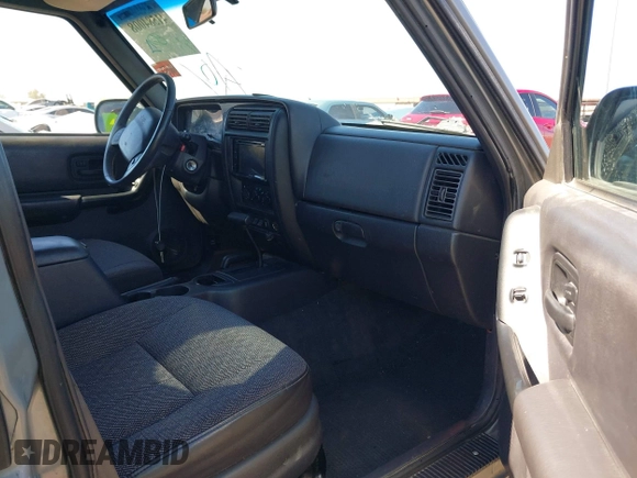 2000 Jeep Cherokee Classic with VIN 1J4FF58S5YL260331, listed as a IAAI auction lot 41584008 with 224,100 mi miles. Bid and sale history available at carsss.com. Image 5.
