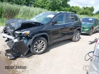2019 Jeep Cherokee Latitude Plus z VIN 1C4PJLLB5KD316077, wystawiony jako IAAI lot #42723693 z przebiegiem 103 758 mil mil oraz . Historia ofert i sprzedaży dostępna na DreamBid. Obrazek 20.
