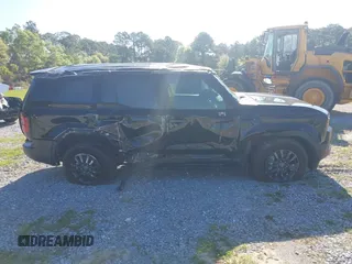 2024 Toyota Land Cruiser z VIN JTEABFAJ2RK013130, wystawiony jako IAAI lot #42002397 z przebiegiem 19 749 mil mil oraz . Historia ofert i sprzedaży dostępna na DreamBid. Obrazek 12.