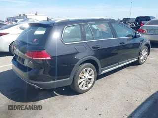 2018 Volkswagen Golf S z VIN 3VWH17AU4JM750975, wystawiony jako IAAI lot #41590132 z przebiegiem 51 479 mil mil oraz . Historia ofert i sprzedaży dostępna na DreamBid. Obrazek 4.