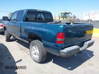 1997 Dodge 1500 z VIN 3B7HF13Z1VG800682, wystawiony jako IAAI lot #42527964 z przebiegiem 180 888 mil mil oraz . Historia ofert i sprzedaży dostępna na DreamBid. Obrazek 3.