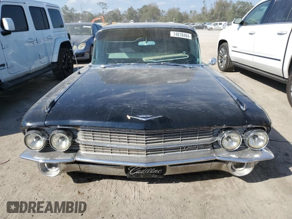 1962 Cadillac Fleetwood z VIN 62R115955, wystawiony jako Copart lot #74818464 z przebiegiem Nie podano mil oraz Szkoda całkowita • Salvage title. Historia ofert i sprzedaży dostępna na DreamBid. Obrazek 5.
