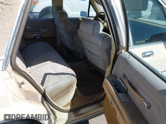1984 Ford Crown Victoria z VIN 1FABP43F9EZ170457, wystawiony jako IAAI lot #42095730 z przebiegiem 60 839 mil mil oraz . Historia ofert i sprzedaży dostępna na DreamBid. Obrazek 8.