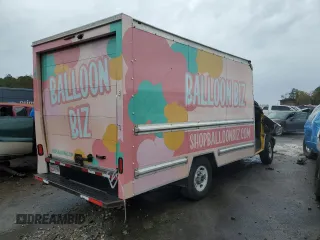 2018 GMC Savana z VIN 1GD07RFPXJ1901517, wystawiony jako Copart lot #77804134 z przebiegiem Nie podano mil oraz Nie do naprawy. Historia ofert i sprzedaży dostępna na DreamBid. Obrazek 3.