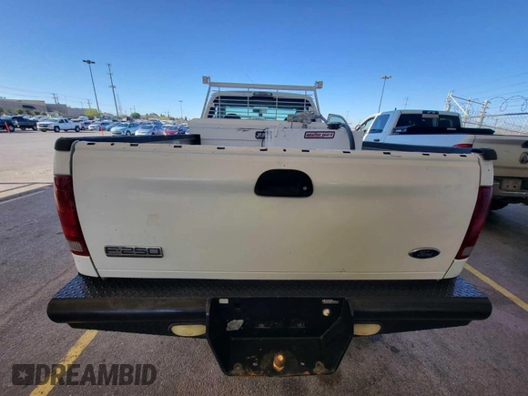 2007 Ford F-250 XL z VIN 1FTNF21517EB22731, wystawiony jako IAAI lot #42563444 z przebiegiem 165 792 mil mil oraz . Historia ofert i sprzedaży dostępna na DreamBid. Obrazek 23.