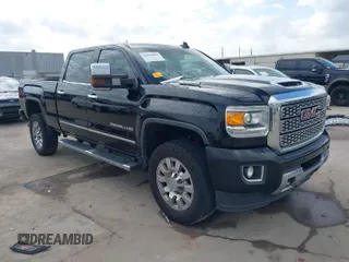 2018 GMC Sierra 2500HD Denali z VIN 1GT12UEY6JF251236, wystawiony jako IAAI lot #41516684 z przebiegiem 85 818 mil mil oraz . Historia ofert i sprzedaży dostępna na DreamBid. Obrazek 1.