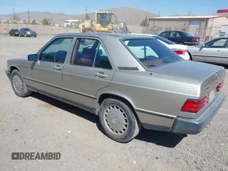 1986 Mercedes-Benz 190 E z VIN WDBDA24D0GF194753, wystawiony jako IAAI lot #42321094 z przebiegiem 135 395 mil mil oraz . Historia ofert i sprzedaży dostępna na DreamBid. Obrazek 3.