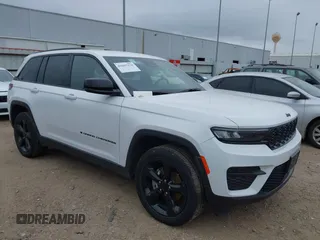 2023 Jeep Grand Cherokee Laredo z VIN 1C4RJHAG7PC640598, wystawiony jako IAAI lot #41607176 z przebiegiem 43 043 mil mil oraz . Historia ofert i sprzedaży dostępna na DreamBid. Obrazek 1.