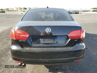 2014 Volkswagen Jetta SE z VIN 3VWD07AJ3EM354078, wystawiony jako Copart lot #63523535 z przebiegiem 137 118 mil mil oraz Czysty tytuł • Clean title. Historia ofert i sprzedaży dostępna na DreamBid. Obrazek 6.