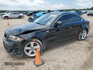 2013 BMW 1 Series 128i z VIN WBAUP7C52DVP24906, wystawiony jako Copart lot #60480315 z przebiegiem 106 674 mil mil oraz Szkoda całkowita • Salvage title. Historia ofert i sprzedaży dostępna na DreamBid. Obrazek 1.