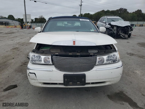 1999 Lincoln Town Car Signature with VIN 1LNHM82W3XY672309, listed as a Copart auction lot 72016204 with 31,578 mi miles and Salvage Title. Bid and sale history available at carsss.com. Image 5.