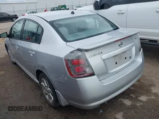 2010 Nissan Sentra S z VIN 3N1AB6AP1AL695996, wystawiony jako IAAI lot #42450128 z przebiegiem 199 606 mil mil oraz . Historia ofert i sprzedaży dostępna na DreamBid. Obrazek 3.