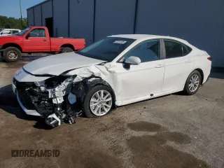 2025 Toyota Camry LE z VIN 4T1DAACK5SU149951, wystawiony jako Copart lot #57241465 z przebiegiem 9 056 mil mil oraz Szkoda całkowita • Salvage title. Historia ofert i sprzedaży dostępna na DreamBid. Obrazek 1.
