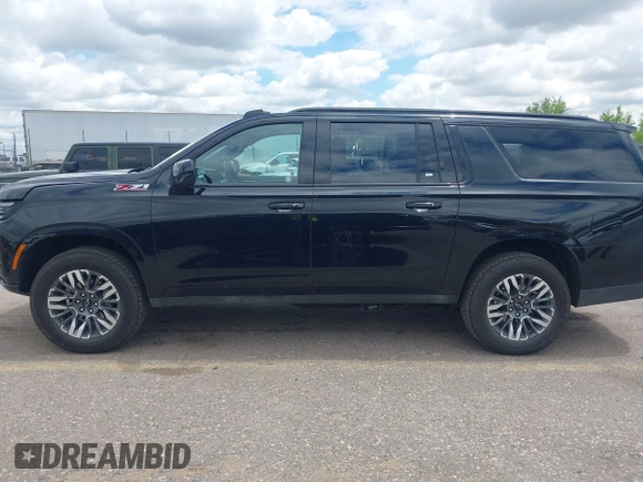 2025 Chevrolet Suburban Z71 z VIN 1GNS6DRD3SR228259, wystawiony jako IAAI lot #42381761 z przebiegiem 3 891 mil mil oraz . Historia ofert i sprzedaży dostępna na DreamBid. Obrazek 14.