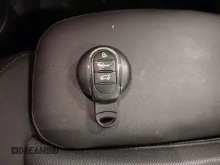 2020 MINI Hardtop Cooper S z VIN WMWXR5C01L2L36999, wystawiony jako IAAI lot #41404558 z przebiegiem 24 930 mil mil oraz . Historia ofert i sprzedaży dostępna na DreamBid. Obrazek 11.