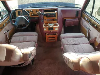 1993 Chevrolet Chevy Van z VIN 1GBEG25K8PF357638, wystawiony jako Copart lot #69878944 z przebiegiem 170 004 mil mil oraz Szkoda całkowita • Salvage title. Historia ofert i sprzedaży dostępna na DreamBid. Obrazek 8.