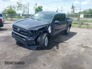 2024 Toyota Tacoma SR5 z VIN 3TYKB5FN0RT013249, wystawiony jako IAAI lot #42182507 z przebiegiem 8 373 mil mil oraz . Historia ofert i sprzedaży dostępna na DreamBid. Obrazek 2.