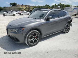 2024 Alfa Romeo Stelvio Veloce z VIN ZASPAKBN0R7D75236, wystawiony jako Copart lot #48906355 z przebiegiem 12 978 mil mil oraz Szkody całkowita. Historia ofert i sprzedaży dostępna na DreamBid. Obrazek 1.
