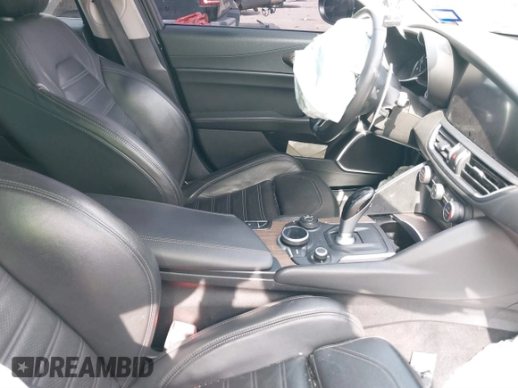 2017 Alfa Romeo Giulia Ti z VIN ZARFAECN7H7541762, wystawiony jako IAAI lot #41549460 z przebiegiem Nie podano mil oraz . Historia ofert i sprzedaży dostępna na DreamBid. Obrazek 5.