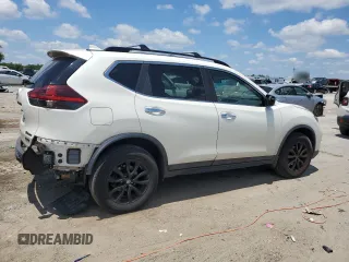 2018 Nissan Rogue SV z VIN 5N1AT2MVXJC725095, wystawiony jako Copart lot #55601775 z przebiegiem 108 581 mil mil oraz Szkoda całkowita • Salvage title. Historia ofert i sprzedaży dostępna na DreamBid. Obrazek 3.