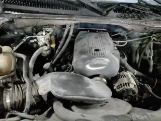 2002 Chevrolet Silverado 2500HD z VIN 1GCHK23U52F124711, wystawiony jako Copart lot #86504484 z przebiegiem 211 212 mil mil oraz Szkoda całkowita • Salvage title. Historia ofert i sprzedaży dostępna na DreamBid. Obrazek 13.