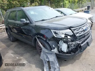 2018 Ford Explorer XLT z VIN 1FM5K7D85JGC38939, wystawiony jako IAAI lot #42094891 z przebiegiem 122 399 mil mil oraz . Historia ofert i sprzedaży dostępna na DreamBid. Obrazek 1.