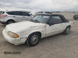 1993 Ford Mustang z VIN 1FACP44M1PF202775, wystawiony jako Copart lot #49049695 z przebiegiem 7 901 mil mil oraz Czysty tytuł • Clean title. Historia ofert i sprzedaży dostępna na DreamBid. Obrazek 1.