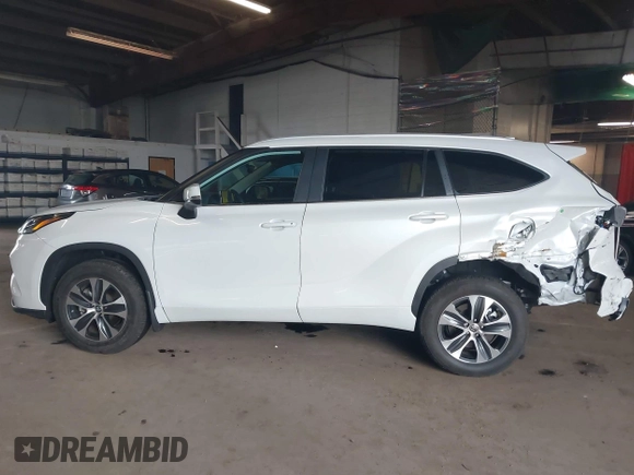 2023 Toyota Highlander L z VIN 5TDKDRBH9PS039746, wystawiony jako IAAI lot #42235258 z przebiegiem 4 513 mil mil oraz . Historia ofert i sprzedaży dostępna na DreamBid. Obrazek 14.