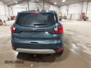 2019 Ford Escape SE z VIN 1FMCU9GD2KUA31904, wystawiony jako IAAI lot #41843341 z przebiegiem 125 605 mil mil oraz . Historia ofert i sprzedaży dostępna na DreamBid. Obrazek 16.
