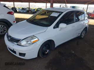 2012 Nissan Versa S z VIN 3N1BC1CP1CL364534, wystawiony jako IAAI lot #41892150 z przebiegiem 189 978 mil mil oraz . Historia ofert i sprzedaży dostępna na DreamBid. Obrazek 2.