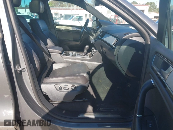 2017 Volkswagen Touareg Wolfsburg Edition с VIN WVGRF7BP1HD004308, выставлен на аукционе IAAI как лот 41860019 с пробегом 74 044 миль миль и . История ставок и продаж доступна на DreamBid. Изображение 5.