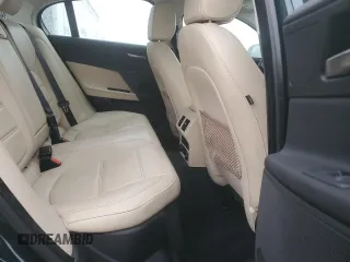 2017 Jaguar XE 35t Prestige z VIN SAJAK4BV0HA975202, wystawiony jako Copart lot #52014465 z przebiegiem 19 476 mil mil oraz Szkoda całkowita • Salvage title. Historia ofert i sprzedaży dostępna na DreamBid. Obrazek 10.