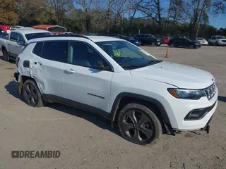 2022 Jeep Compass Latitude Lux z VIN 3C4NJDFB6NT130538, wystawiony jako IAAI lot #40986974 z przebiegiem 36 237 mil mil oraz . Historia ofert i sprzedaży dostępna na DreamBid. Obrazek 1.